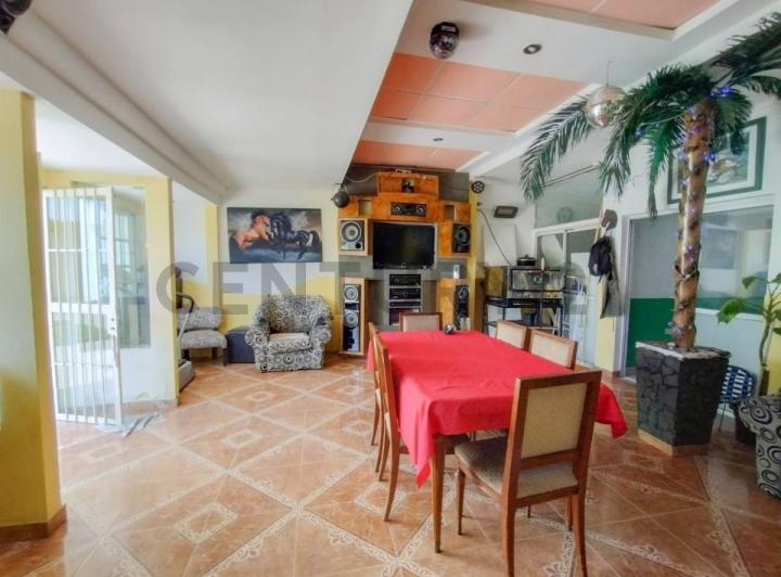 Casa · 156m² · 4 Ambientes · 2 Cocheras
