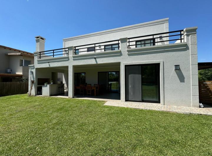 Casa · 102m² · 6 Ambientes · 1 Cochera