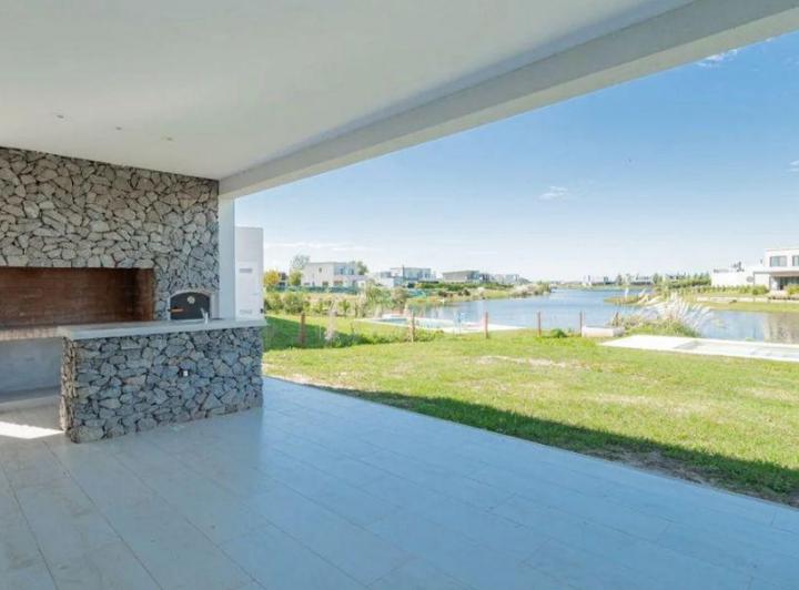 Casa · 240m² · 5 Ambientes · 2 Cocheras