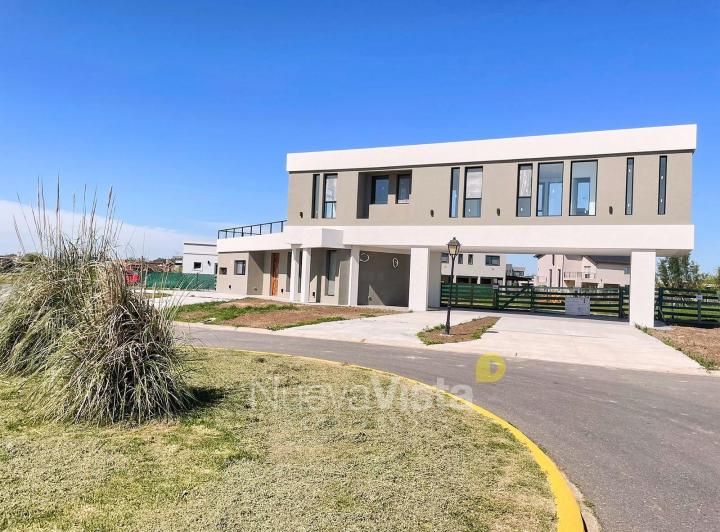 Casa · 180m² · 5 Ambientes · 4 Cocheras