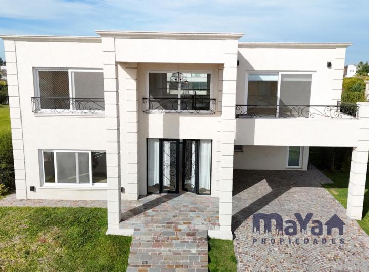 Casa · 370m² · 4 Ambientes · 2 Cocheras