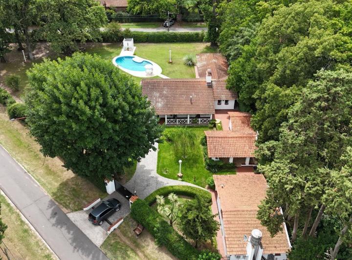 Casa · 322m² · 5 Ambientes · 8 Cocheras