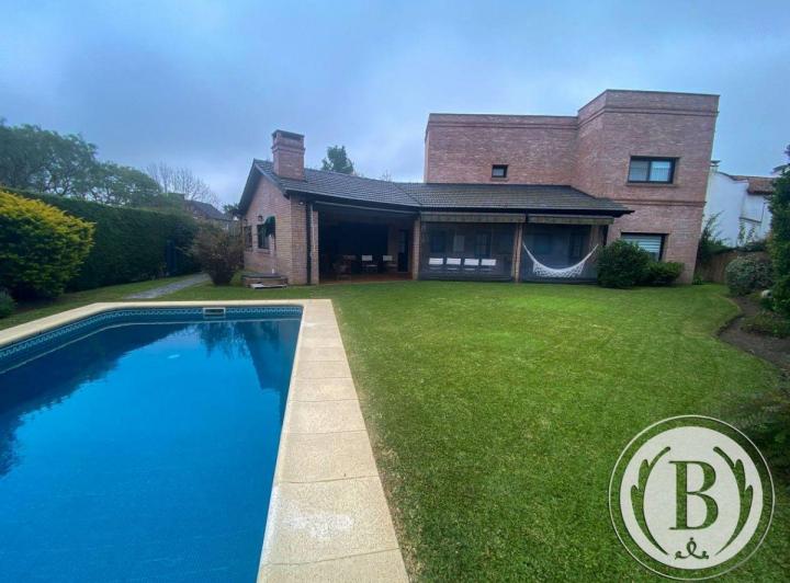 Casa · 219m² · 4 Ambientes · 2 Cocheras