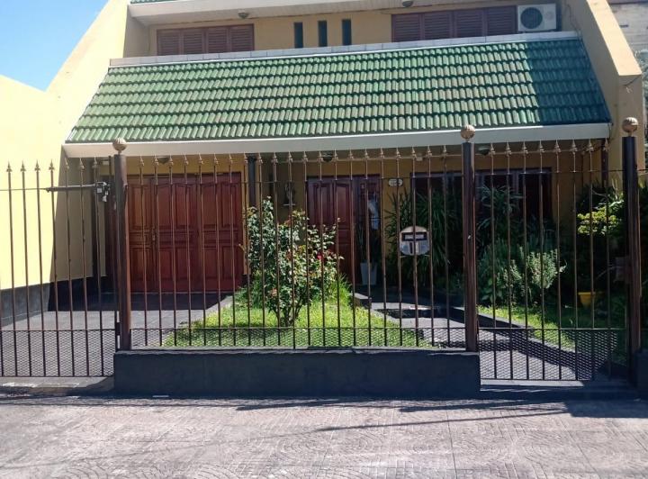 Casa · 160m² · 5 Ambientes · 3 Cocheras