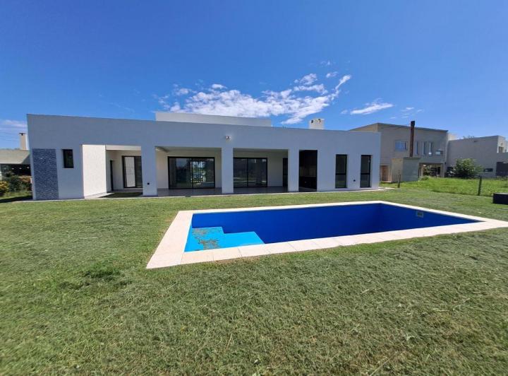 Casa · 246m² · 5 Ambientes · 2 Cocheras