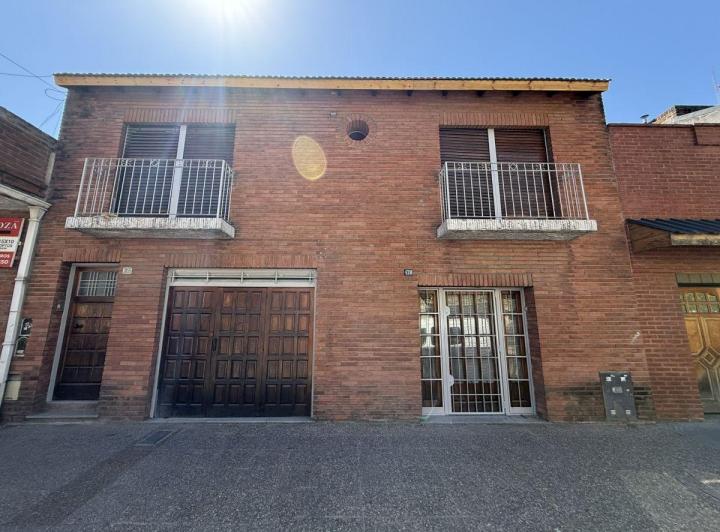 Casa · 160m² · 5 Ambientes · 1 Cochera