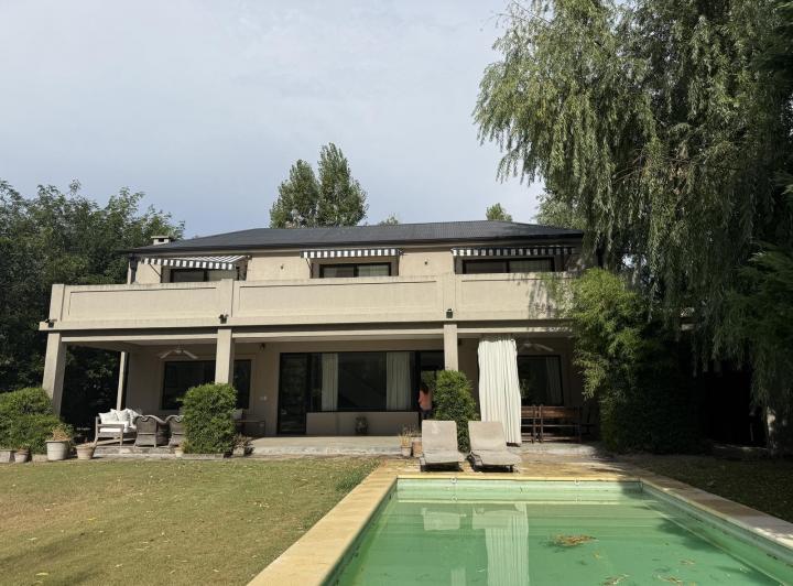 Casa · 280m² · 6 Ambientes · 2 Cocheras