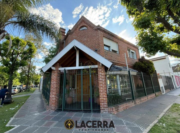 Casa · 200m² · 4 Ambientes · 2 Cocheras