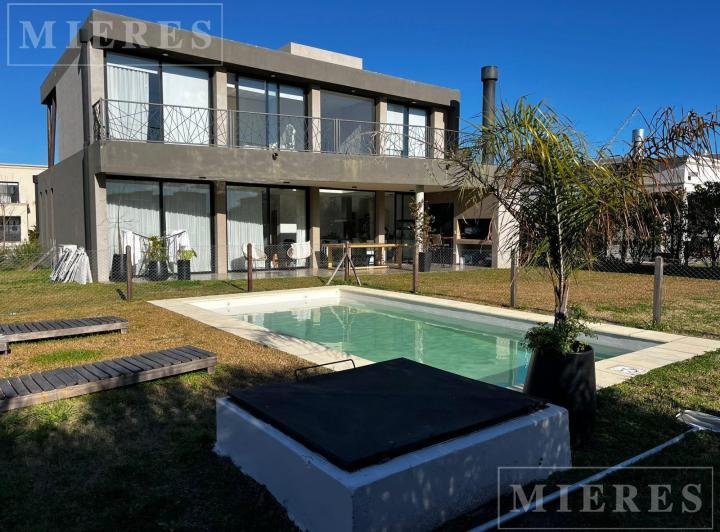 Casa · 189m² · 4 Ambientes · 2 Cocheras