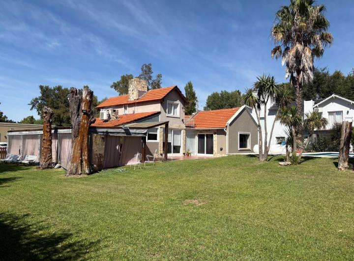 Casa · 230m² · 5 Ambientes · 2 Cocheras