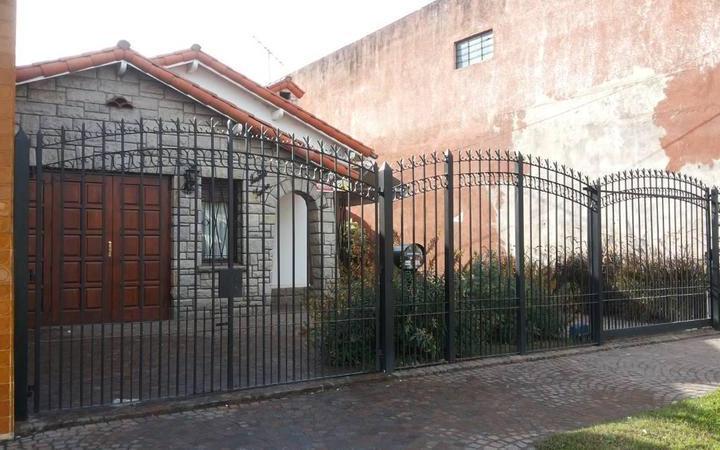 Casa · 130m² · 4 Ambientes · 3 Cocheras