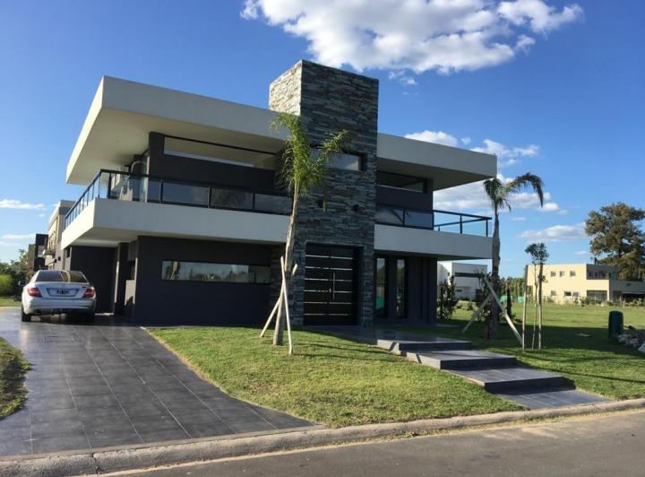 Casa · 250m² · 4 Ambientes · 3 Cocheras