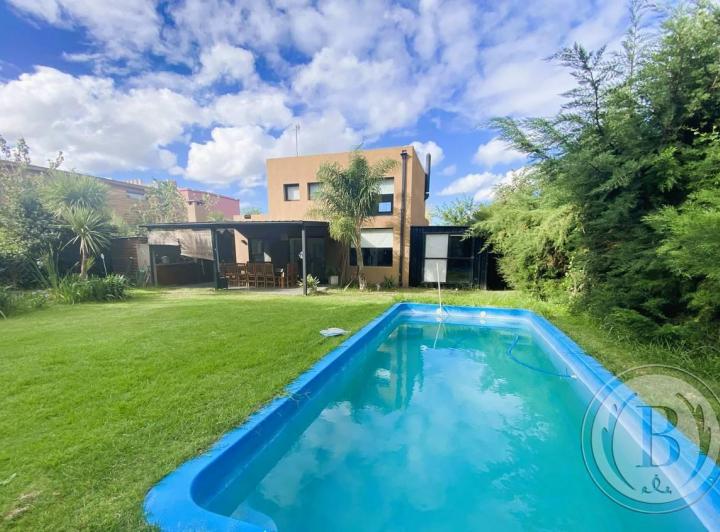 Casa · 140m² · 3 Ambientes · 2 Cocheras
