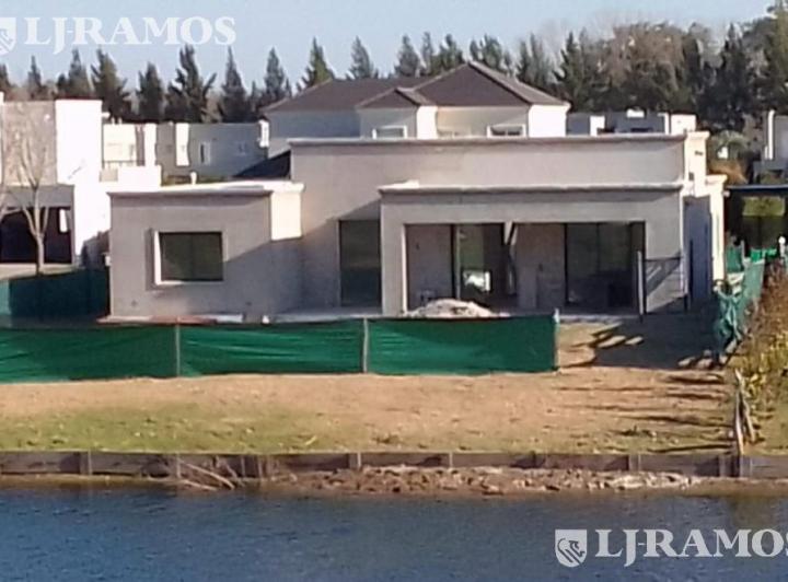 Casa · 180m² · 3 Dormitorios · 2 Cocheras