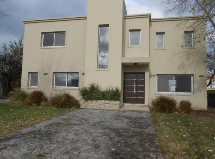 Casa · 177m² · 4 Ambientes · 1 Cochera