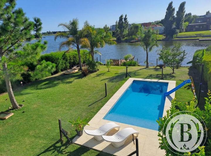 Casa · 223m² · 4 Ambientes · 1 Cochera