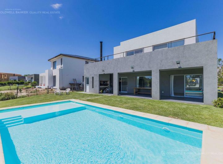 Casa · 216m² · 5 Ambientes · 2 Cocheras