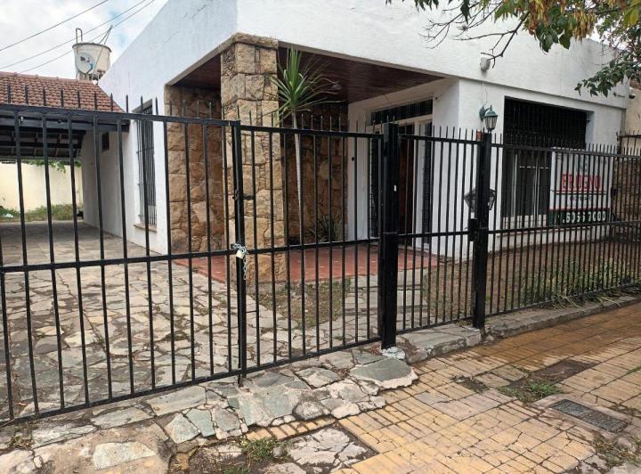Casa · 120m² · 3 Ambientes · 4 Cocheras