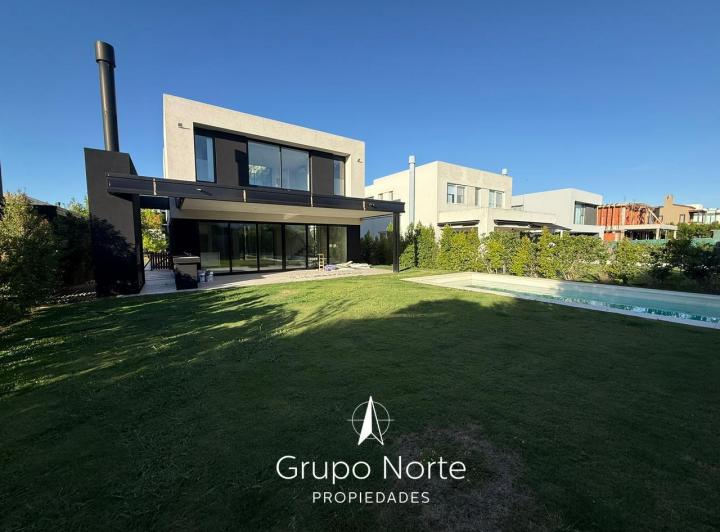 Casa · 190m² · 5 Ambientes · 4 Cocheras