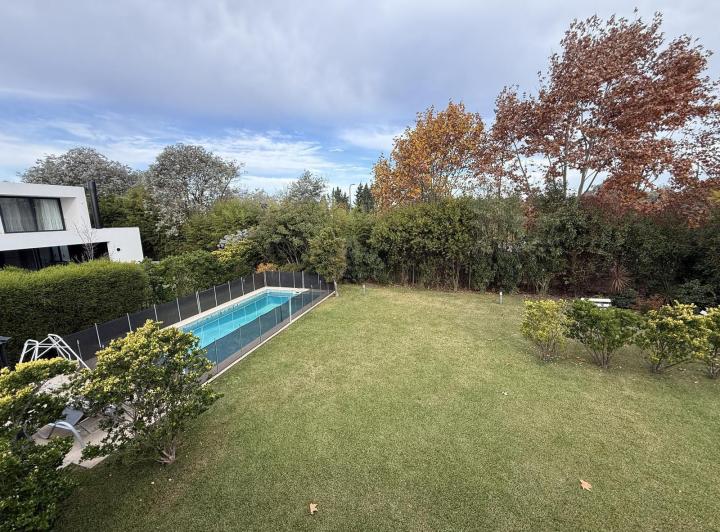 Casa · 234m² · 7 Ambientes · 6 Cocheras