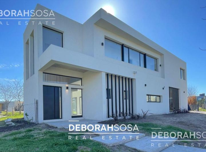 Casa · 243m² · 5 Ambientes · 4 Cocheras