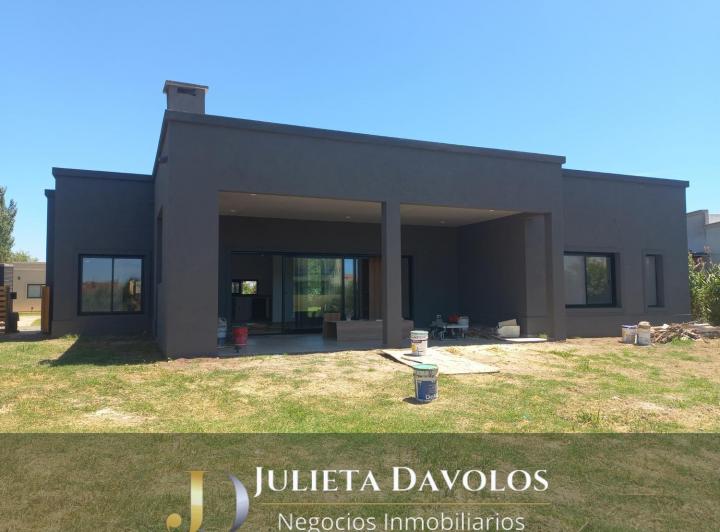 Casa · 160m² · 4 Ambientes · 2 Cocheras