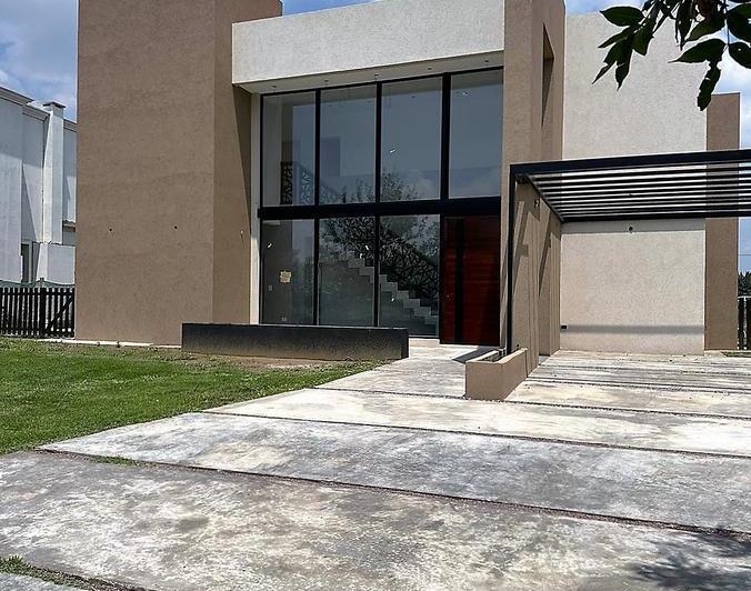 Casa · 228m² · 6 Ambientes · 2 Cocheras
