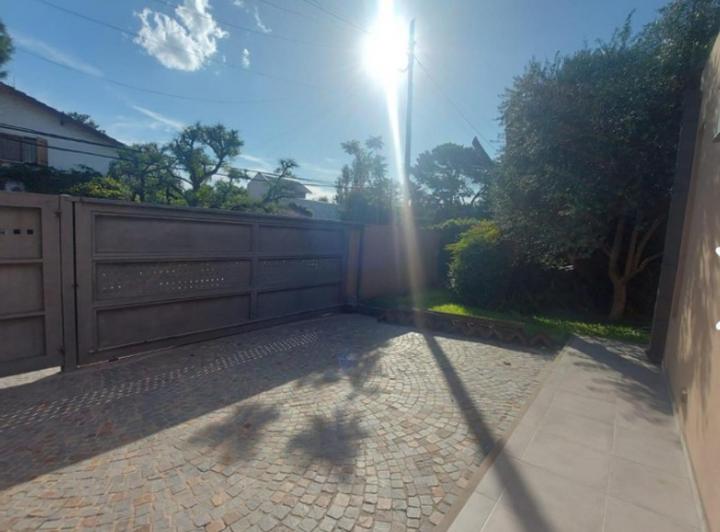 Casa · 180m² · 4 Ambientes · 2 Cocheras