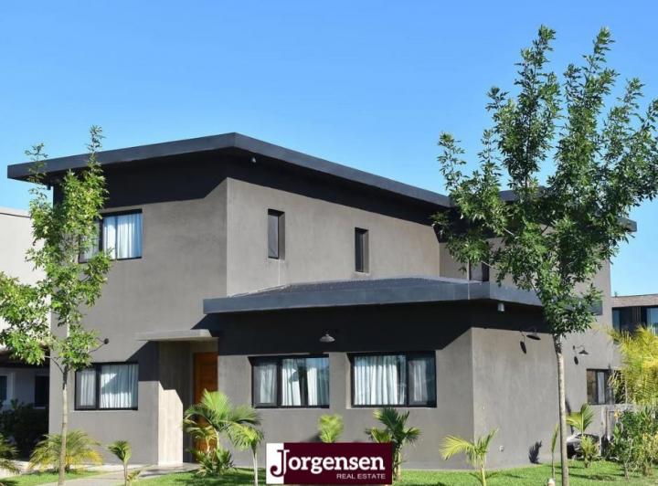 Casa · 250m² · 3 Dormitorios · 1 Cochera