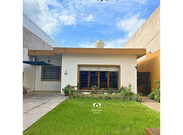 Casa · 180m² · 4 Ambientes · 3 Cocheras