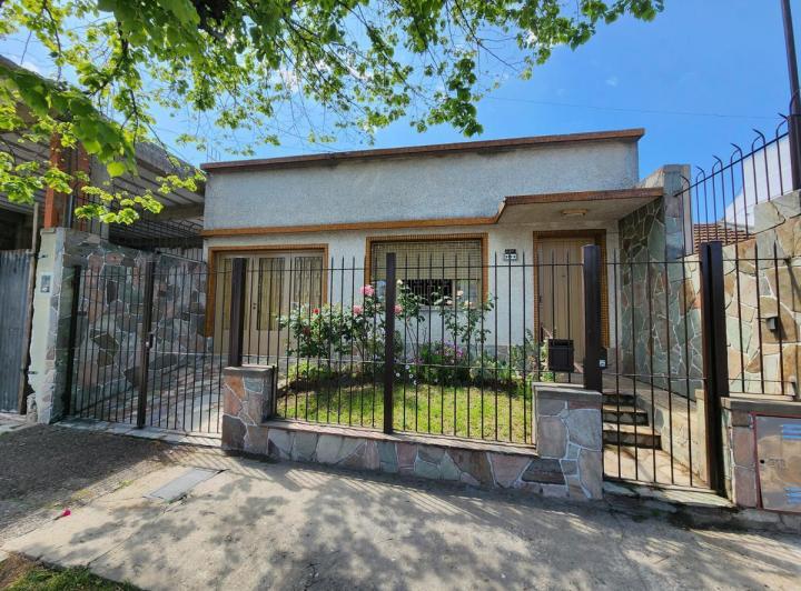 Casa · 160m² · 4 Ambientes · 2 Cocheras