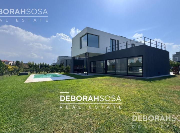 Casa · 245m² · 5 Ambientes · 4 Cocheras