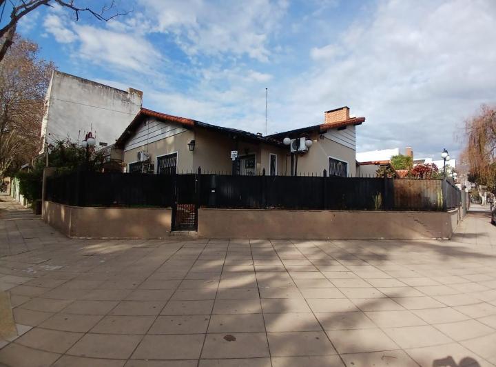 Casa · 160m² · 4 Ambientes · 3 Cocheras