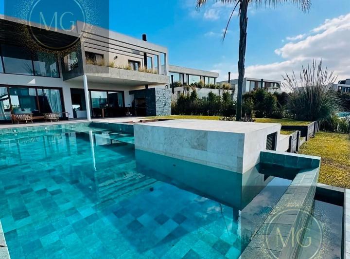 Casa · 322m² · 5 Ambientes · 2 Cocheras