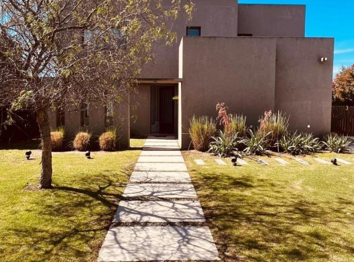 Casa · 230m² · 4 Ambientes