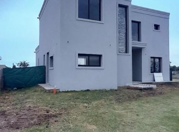 Casa · 175m² · 5 Ambientes · 4 Cocheras