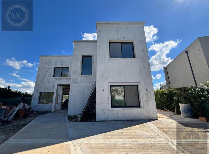 Casa · 165m² · 5 Ambientes · 2 Cocheras