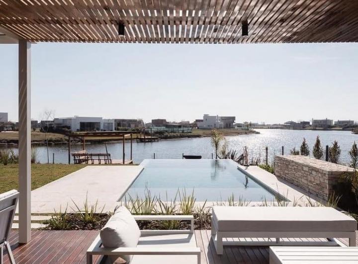 Casa · 220m² · 5 Ambientes · 4 Cocheras