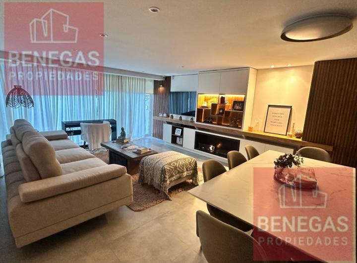 Casa · 200m² · 3 Dormitorios · 2 Cocheras