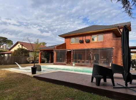 Casa · 320m² · 4 Ambientes · 2 Cocheras