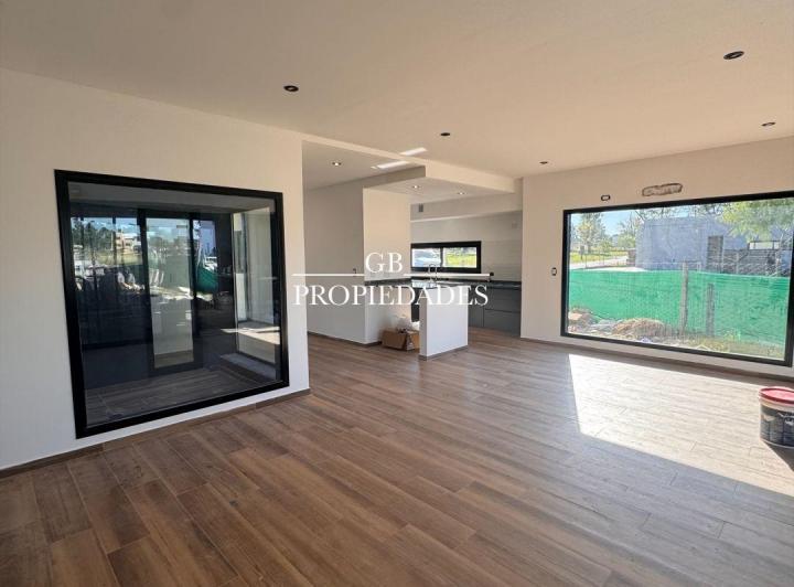 Casa · 133m² · 4 Ambientes · 3 Cocheras