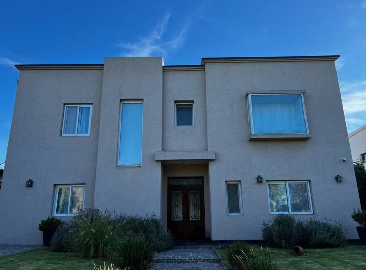 Casa · 305m² · 6 Ambientes · 4 Cocheras
