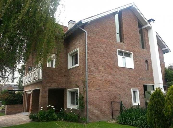 Casa · 412m² · 6 Ambientes · 1 Cochera