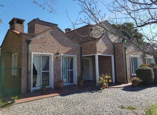 Casa · 297m² · 6 Ambientes · 3 Cocheras