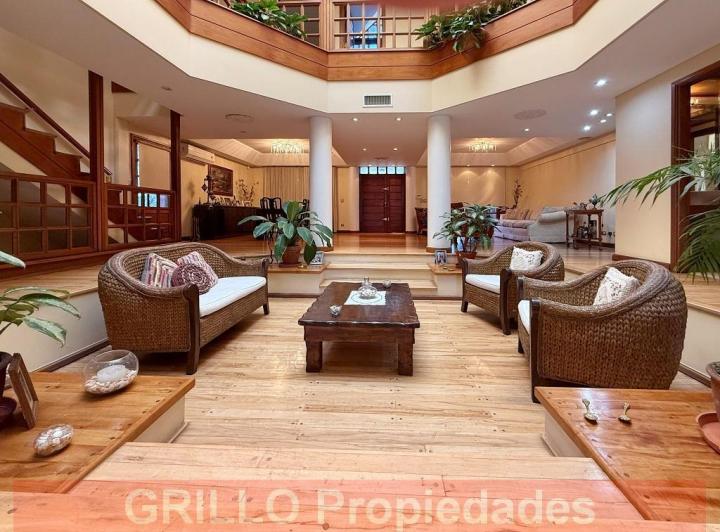 Casa · 550m² · 6 Ambientes · 4 Cocheras
