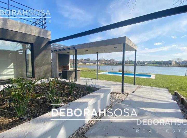 Casa · 230m² · 6 Ambientes · 2 Cocheras
