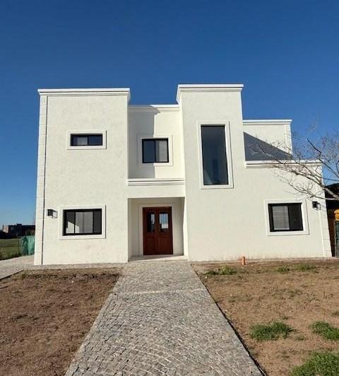 Casa · 214m² · 4 Ambientes · 1 Cochera