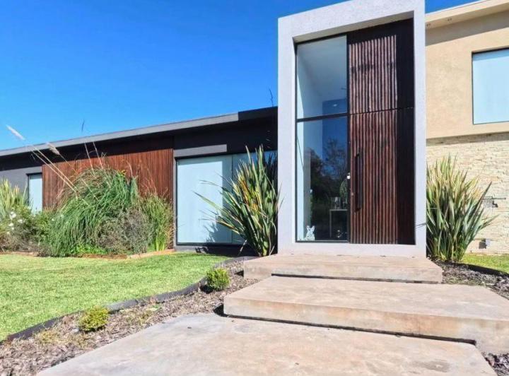 Casa · 200m² · 5 Ambientes · 3 Cocheras