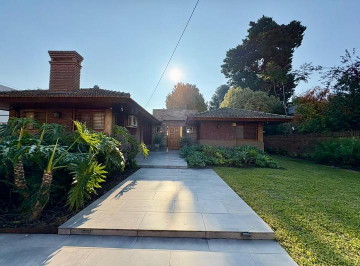 Casa · 368m² · 7 Ambientes · 4 Cocheras