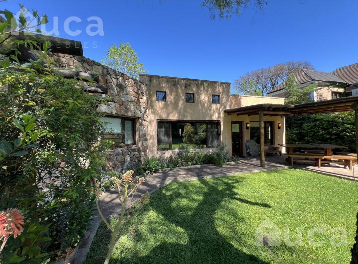 Casa · 156m² · 5 Ambientes · 1 Cochera